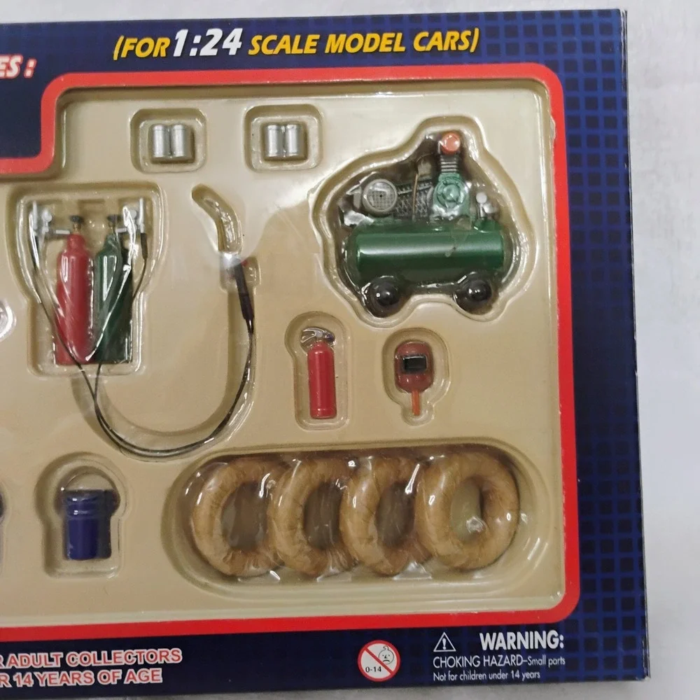 WT Garage Collectible Series 1:24 Scale Model Car Garage Accessory Set Diorama